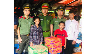 Vợ chồng nghèo chết chưa rõ nguyên nhân khi đi bắt cá, để lại 4 con nhỏ