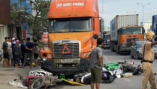 Ô tô đầu kéo đâm loạt xe máy chờ đèn đỏ, 5 người phải cấp cứu