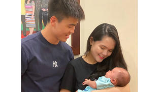 Duy Mạnh lần đầu xuất hiện cùng vợ con