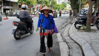 Những lao động "cụ" mưu sinh trên vỉa hè Hà Nội