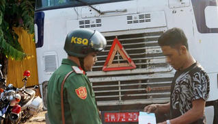 Phát hiện 3 ô tô đeo biển số quân sự giả