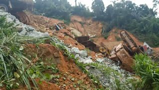 Hiện trường ngổn ngang đất đồi, đá tảng, máy hỏng... tại Thủy điện Rào Trăng 3