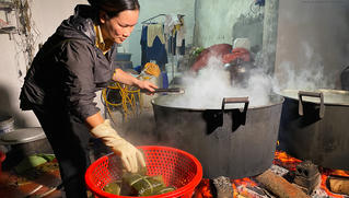 Người dân La Phù (Hà Nội) nấu bánh chưng thâu đêm gửi đồng bào miền Trung