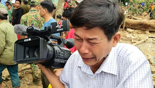 Nam phóng viên kể phút bật khóc khi thi thể bé 2 tuổi tìm thấy trong bùn đất