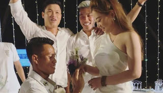 Bắt được hoa từ vợ Công Phượng, hậu vệ HAGL cầu hôn bạn gái