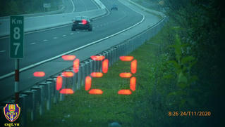 Phóng xe 'tốc độ tử thần' để... kịp ăn cưới