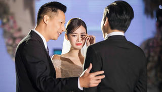 Á hậu Tường San khóc trong tiệc cưới