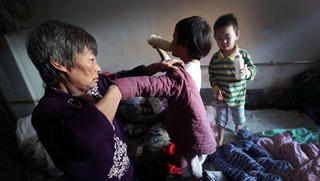 Bà mẹ sinh đôi ở tuổi 56