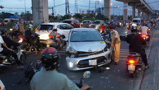 Ô tô lao vào loạt xe máy làn ngược chiều, 3 người nhập viện