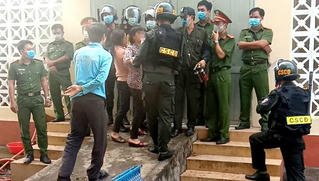 Người nhà 'làm loạn' nhà xác, hàng chục cảnh sát được huy động bảo vệ 2 thi thể