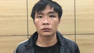 Không được đi xe, nam thanh niên nửa đêm nhặt gạch ném ô tô khách