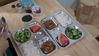  2.000 đồng mua được suất cơm tươm tất 'bao no' giữa lòng Hà Nội