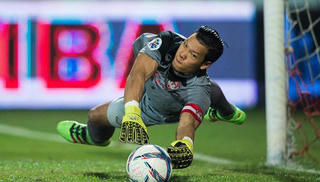 Thủ môn Thái chấp nhận giảm lương để thế chỗ Đặng Văn Lâm