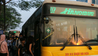 Phục hồi lộ trình 15 tuyến buýt sau khi thông xe cầu Thăng Long