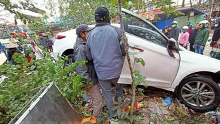 ''Xe điên'' lao vào chợ ở Hải Phòng khiến nhiều người bị thương