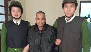 Đi xe đạp ngược chiều còn hung hãn chém hỏng ô tô CSGT