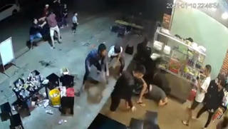 Nam thanh niên bị đánh đến bất tỉnh chỉ vì... vỗ đầu bạn nhậu rồi cười?