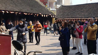 Nhiều người dân không đeo khẩu trang khi đi lễ chùa ở Hà Nội