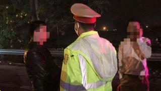 'Xin cảnh sát' không thành, lái xe hồn nhiên chui vào ô tô ngủ trên cao tốc