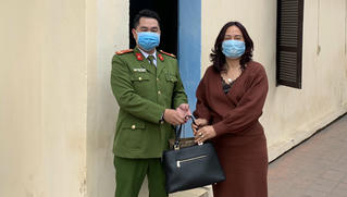 Đánh rơi hơn 19 triệu đồng cùng nhiều tài sản quý trên đường đê