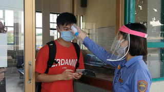 Khách đi tàu Tết nên tới ga sớm 30 phút để kiểm tra y tế