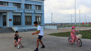 Trẻ con tung tăng vui Tết ở đảo Trường Sa