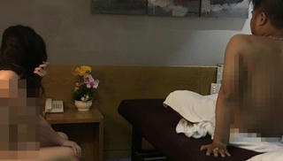 Khỏa thân massage cho khách bất chấp dịch bệnh