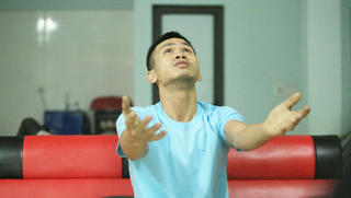 Vợ không thể tin nổi anh Nguyễn Ngọc Mạnh cứu được bé gái rơi từ tầng 12A chung cư