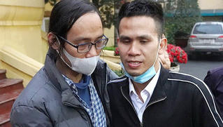 Gia đình nói về tình huống bé gái trèo qua lan can rơi từ tầng 12A