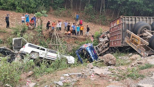 Kinh hoàng xe đầu kéo mất lái tông 3 ô tô cùng nhiều người xuống vực sâu