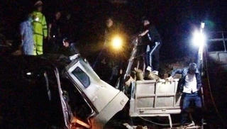 Xe tải lật bẹp dúm đầu khi xuống dốc, 7 người thiệt mạng