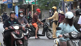 'Mạnh tay' xử lý người đi xe máy không đội mũ bảo hiểm ở phố cổ Hà Nội