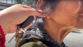 Ca sĩ Kim Ngân sống lang thang tại Mỹ, bị một người đàn ông cắt tai