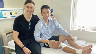 Thủ môn Văn Lâm bất ngờ đến viện thăm Hùng Dũng