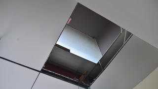 Thủng sàn chung cư tại Hà Nội, hai người rơi xuống đất