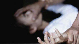 Cô gái làm thuê tố bị chủ  quán ăn giở trò đồi bại