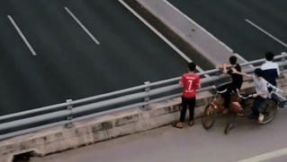 Bốn học sinh ném đá vỡ kính ô tô trên cao tốc Hà Nội - Hải Phòng