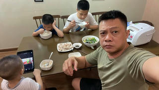BTV Quang Minh 'cười như mếu' kể về 'quái chiêu' của chị giúp việc