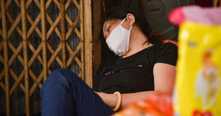 Tiểu thương ngủ gục và lướt điện thoại cả ngày tại chợ lớn nhất khu phố cổ Hà Nội