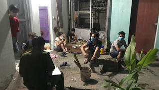 Chủ nhà 'vác bia' tụ tập cùng nhóm người ở trọ xem bóng đá tại Bắc Giang