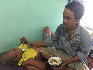 Người đàn ông 8 năm chăm chồng cũ của vợ