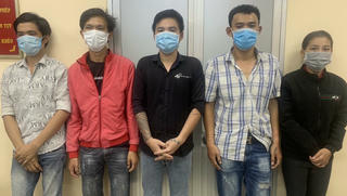 Truy bắt nhóm thanh niên chuyên dùng bình xịt hơi cay, chích điện cướp tài sản