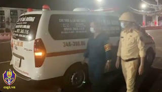 Giả bệnh nhân thuê xe cứu thương vượt chốt kiểm soát vào Quảng Ninh