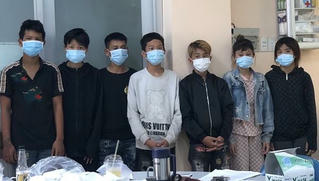 2 thiếu nữ theo nhóm trai vác dao ra đường cướp để... tổ chức sinh nhật