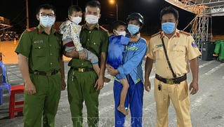 Hai bé trai đi bộ từ Hậu Giang sang Cần Thơ tìm cha 