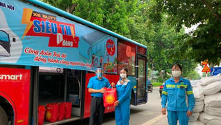'Xe buýt siêu thị 0 đồng' tặng quà 20.000 người lao động Hà Nội