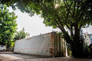 Dùng xe tải, thùng container 'rào khu phố chống dịch'