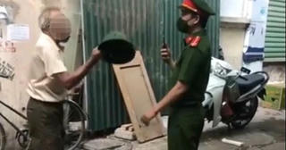 Phạt cụ ông dùng mũ cối đập vào mặt công an 2 triệu đồng