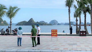 Từ chiều 4/8, Quảng Ninh cấm tắm biển, cấm bán cà phê uống tại chỗ