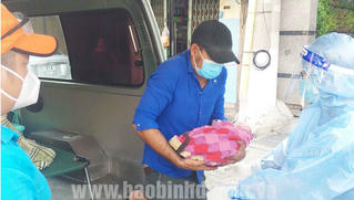 Cán bộ trực chốt kiểm dịch... đỡ đẻ cho người qua đường